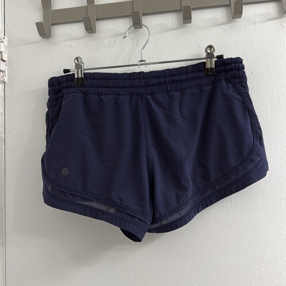 Lululemon low rise short 2.5” size 6 - Picture 3 of 7